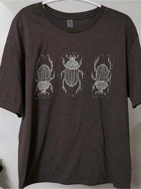 Gildan Brown Short-Sleeve T-Shirt with White Beetle Graphic